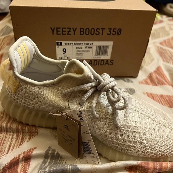 Yeezy Boost 350 v2 main image 5